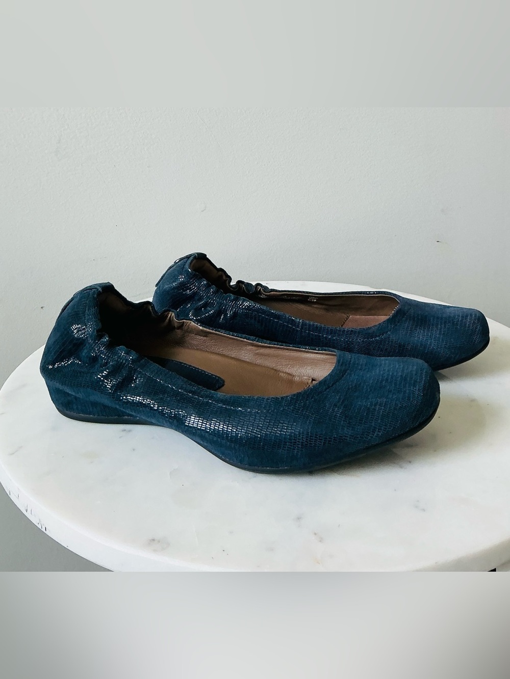 Earthies tool navy ballet flats 8.5B lizard embossed scrunch comfort